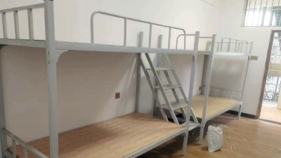 单人双层铁床让员工有家的归属感！